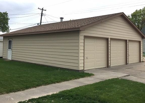 3rd image of 802 E 4th St