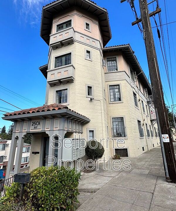 1st image of 2501 Ivy Dr APT 14