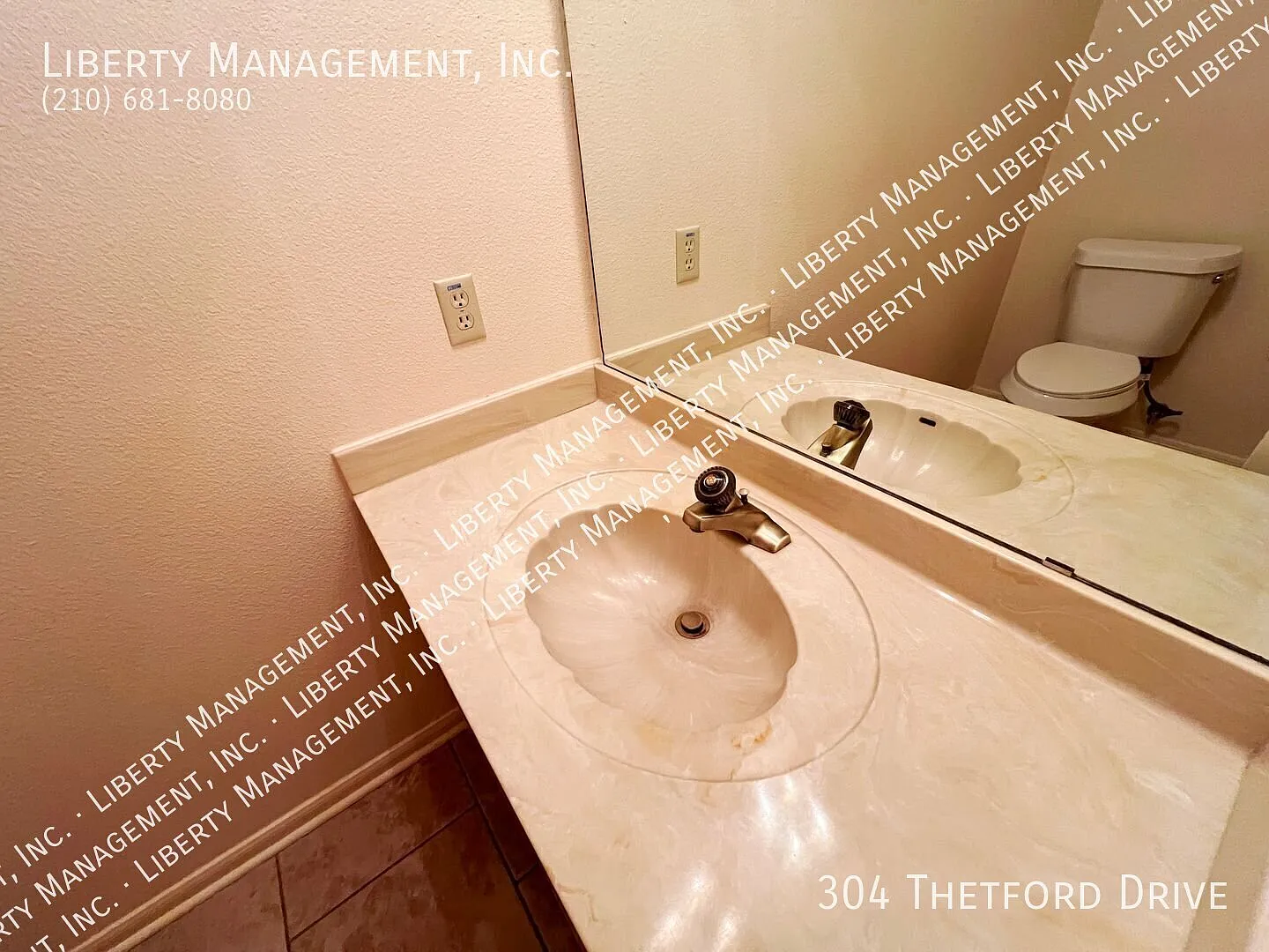 3 Bed, 2.5 Bath 2107 sq ft Townhome in a Gated Community — Photo 2