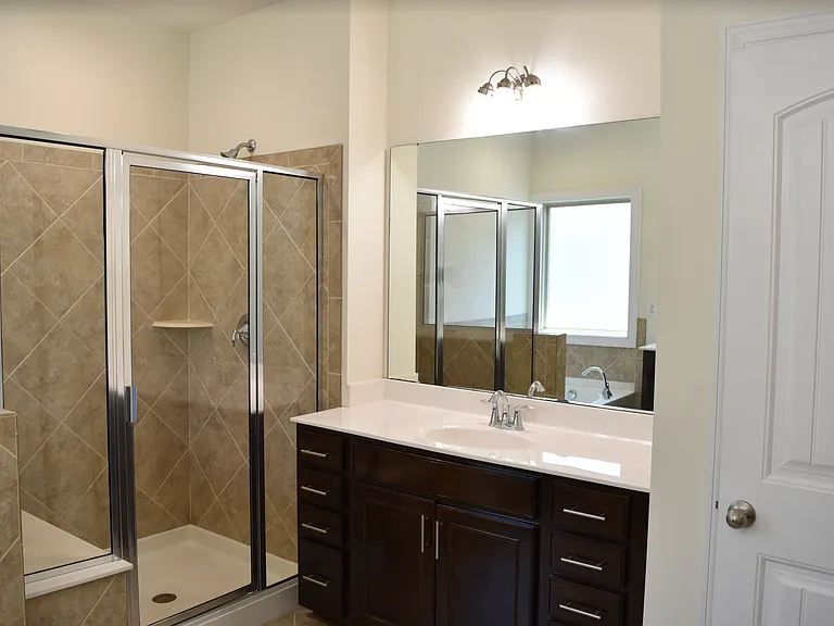 Master bath w/walk-in shower
