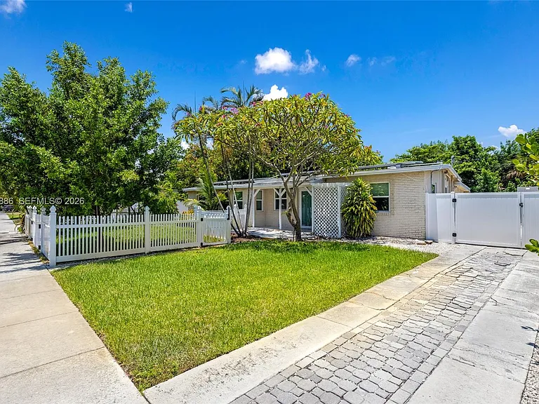 1837 NE 48th Ct — Photo 3
