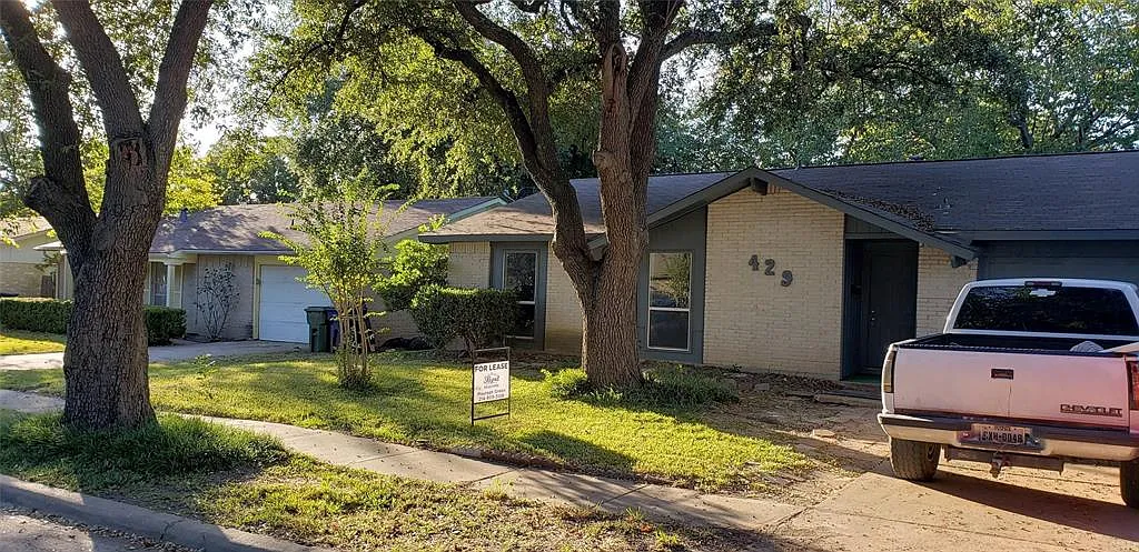 429 Clover Ln photo 1