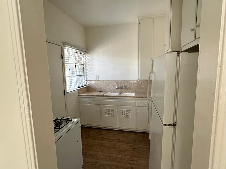 1623 Hillhurst Ave — Photo 6