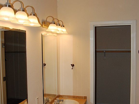 5th image of 614 SE Avenue F