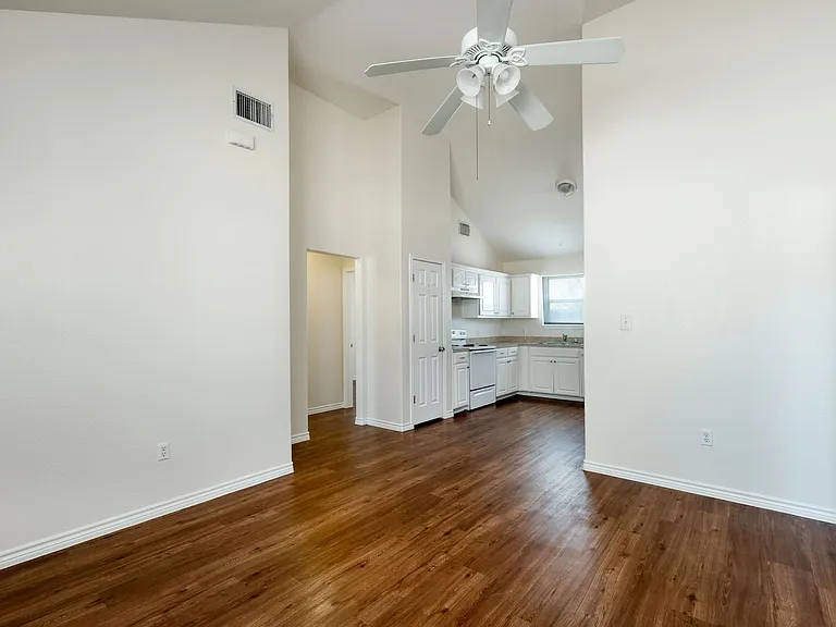 108 Live Oak Cir — Photo 3