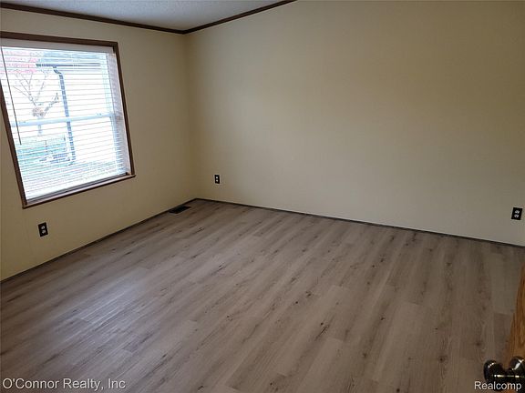 4th image of 521 Bush Lake Ln