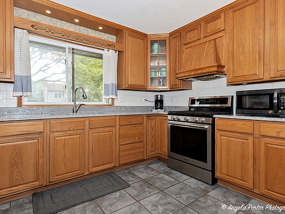 4th image of 300 E Country Dr