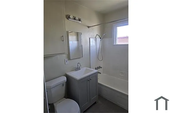 Building Photo - 11151 Raymond Ave #6