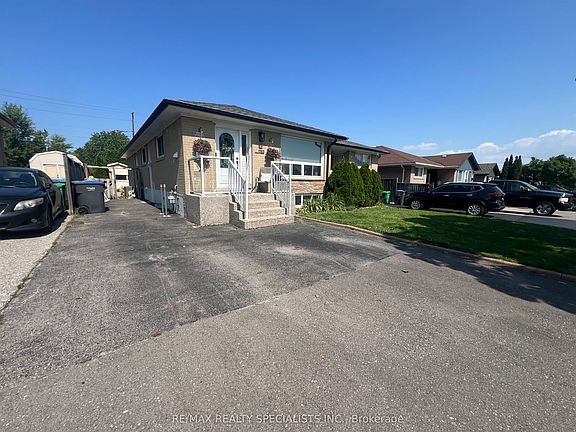 2nd image of 1763 Sandgate Cres