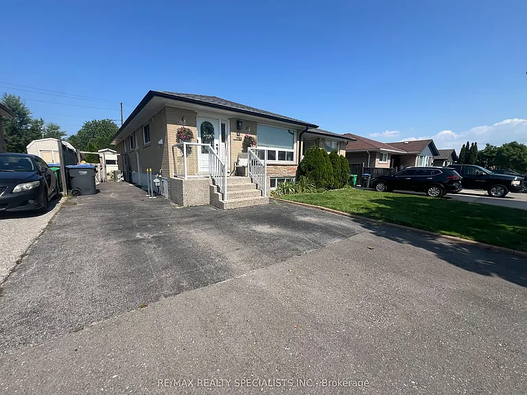 1763 Sandgate Cres #LOWER — Photo 2