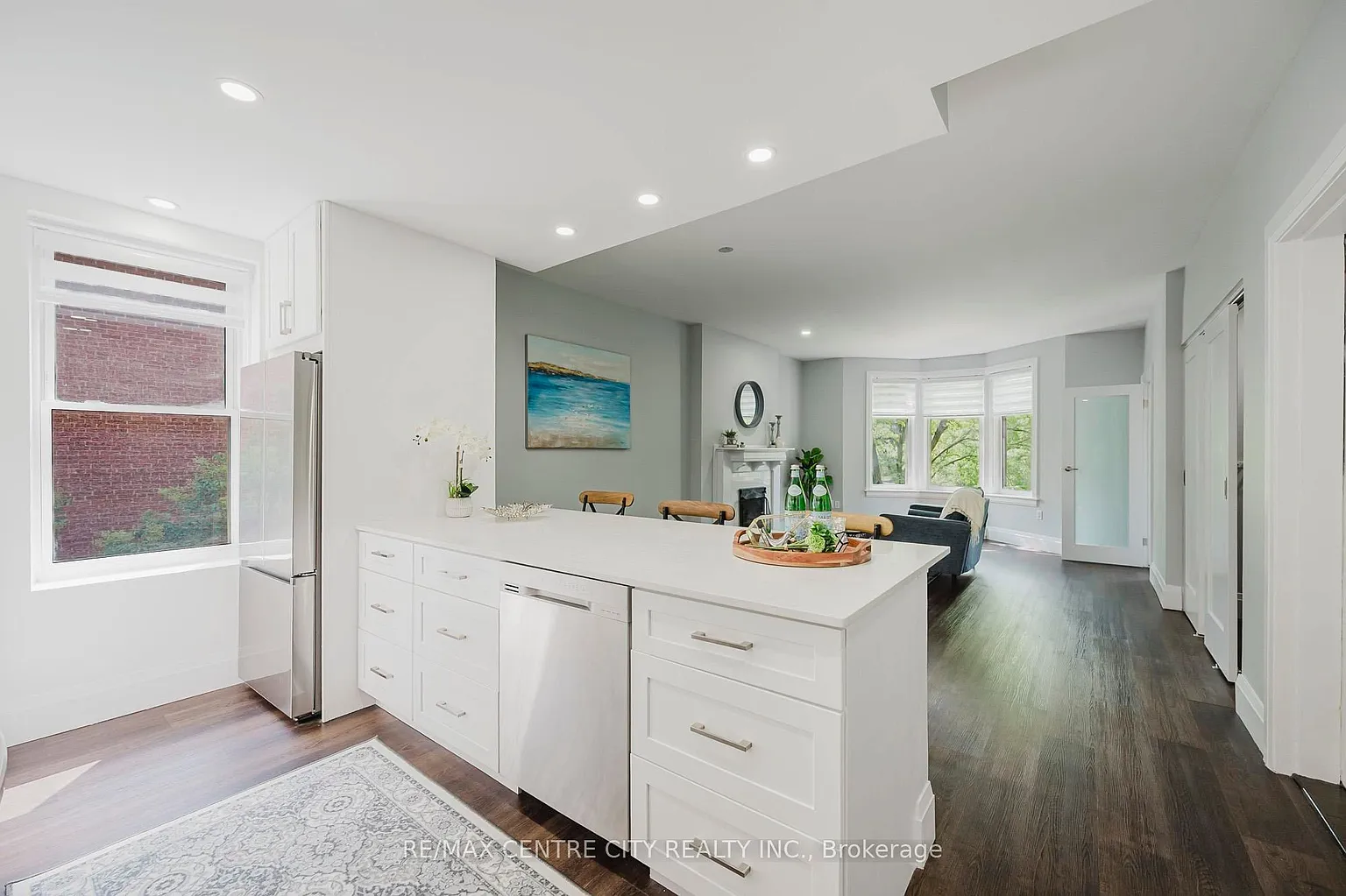 460 Wellington St #309 photo 1