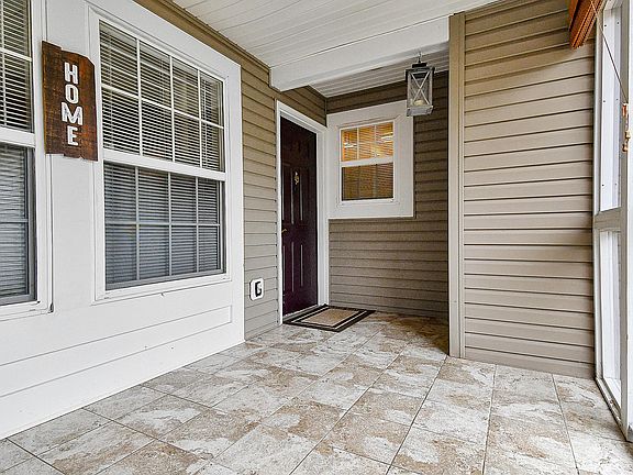 4th image of 19 Ellington Commons Ln