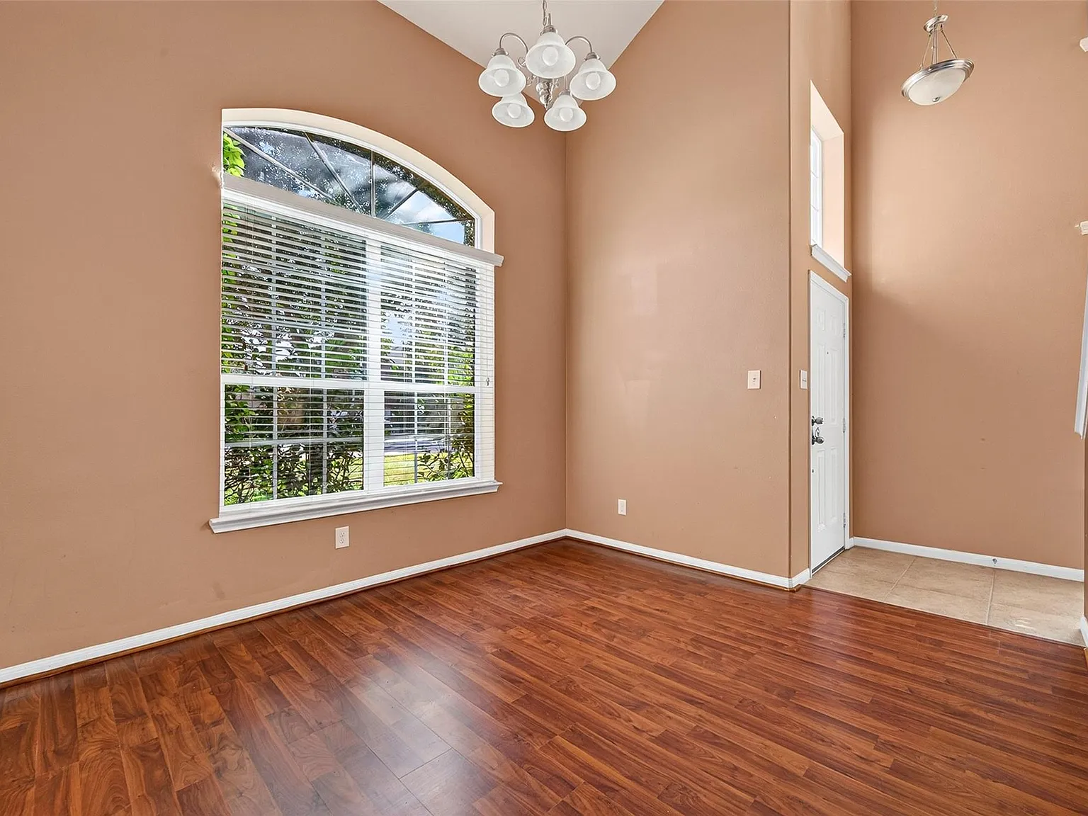3 bed, 3.5 bath, 2082 sqft, $2,300 — Photo 4