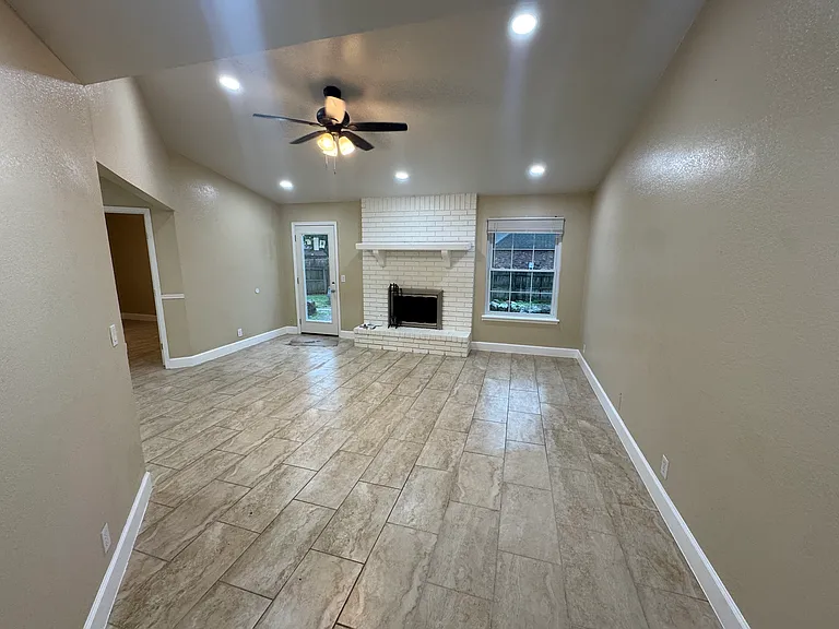 4600 S Maple Ave — Photo 2