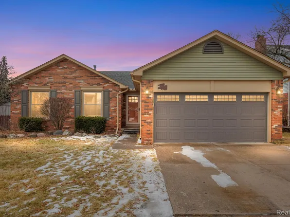 47292 Meadowbrook Dr, Macomb, MI 48044