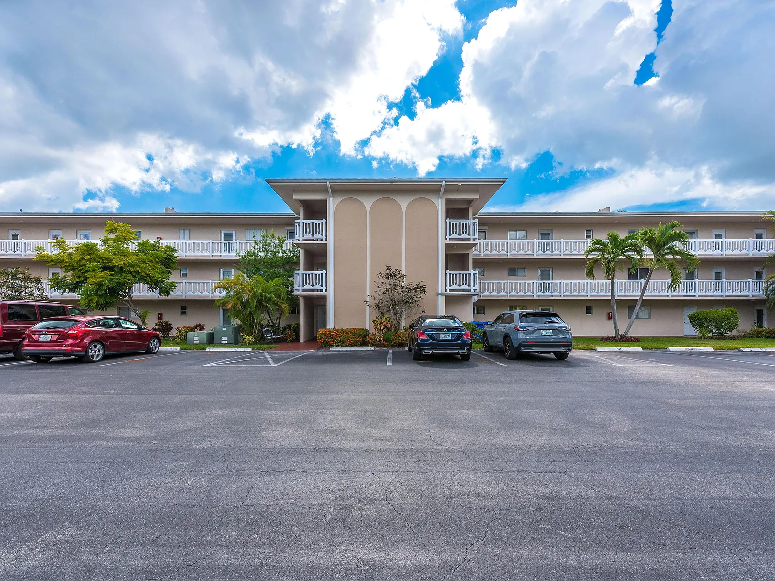 1 bed, 1.0 bath, 744 sqft, $1,495 — Photo 3
