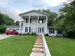 20 Willow Hill Dr, Sherman, IL 62684