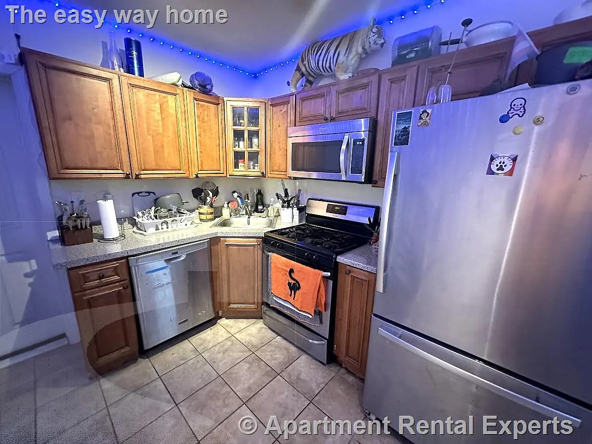 5 bed, 2.5 bath, 1300 sqft, $4,186 — Photo 3