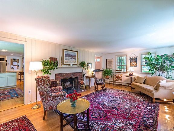 3rd image of 9 Applewood Ln