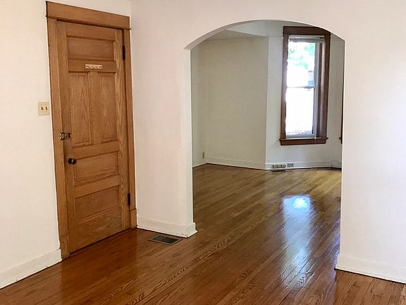 2nd image of 3746 N Lakewood Ave #1