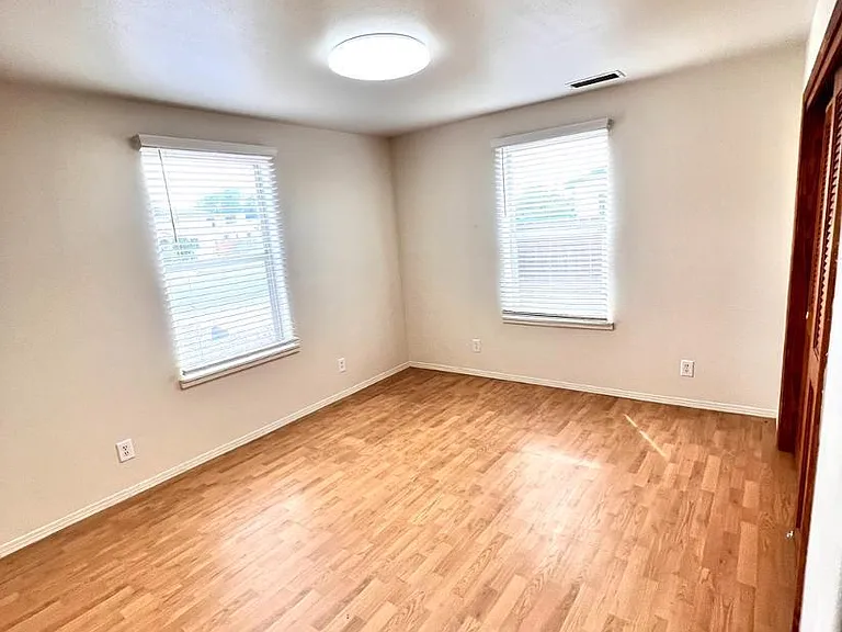 615 Candelaria Rd NW — Photo 14