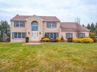 4 Brearley Ln, Neshanic Station, NJ 08853