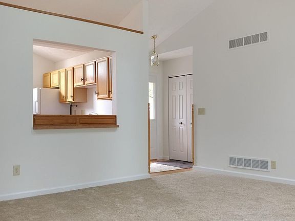 4th image of 1101 Spruce Ln