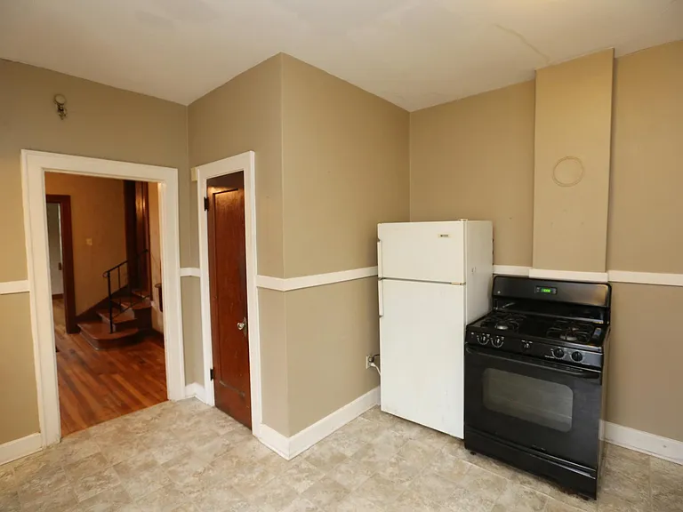 301 Thayer St #B — Photo 8