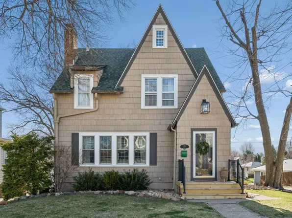 170 S Hill St, Dubuque, IA 52003