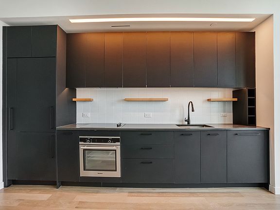 4th image of 329 Broadway #9022