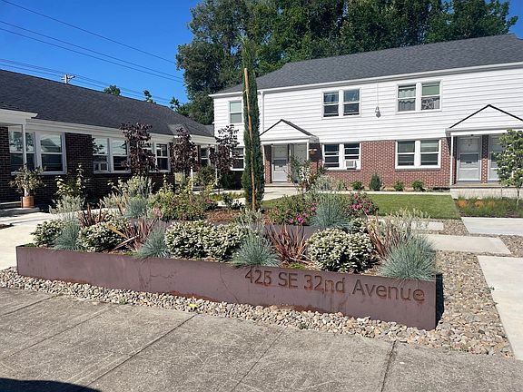 2nd image of 425 SE 32nd Ave APT 4