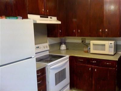 3rd image of 924 Thomas Ave