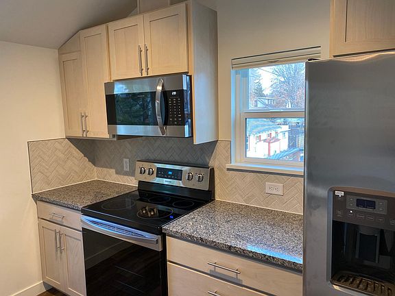 5th image of 146 Burlington Ave