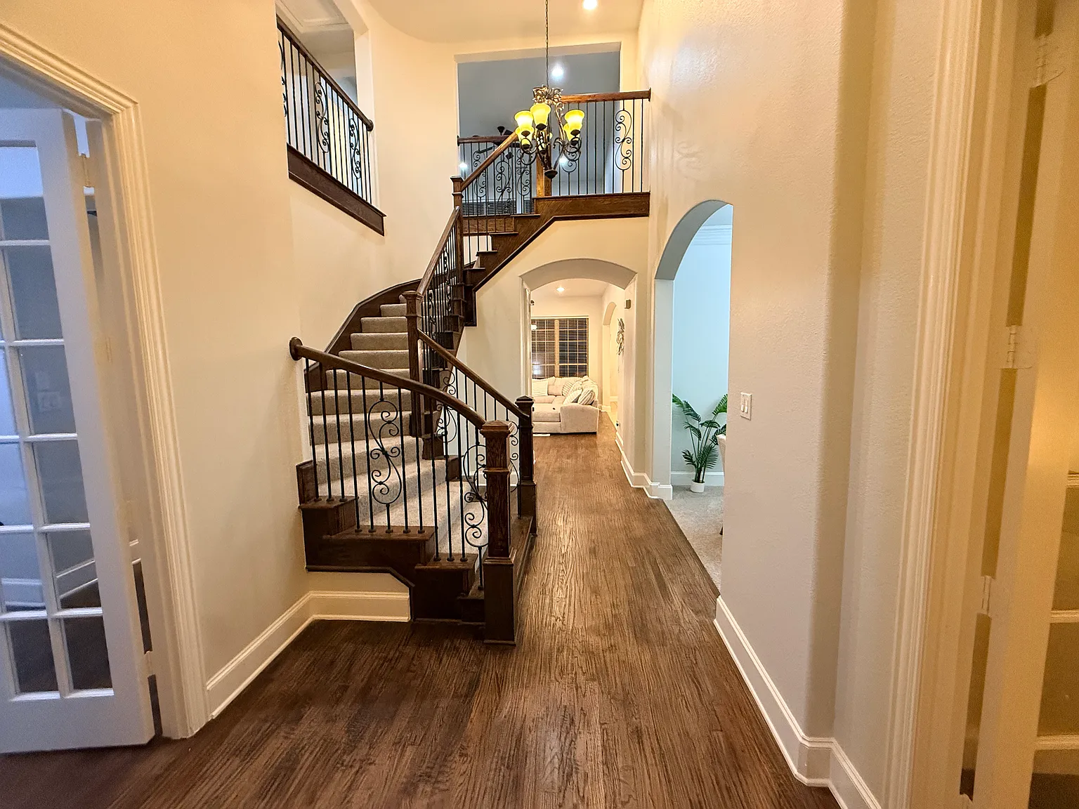 5 bed, 3790 sqft, $5,450 — Photo 2