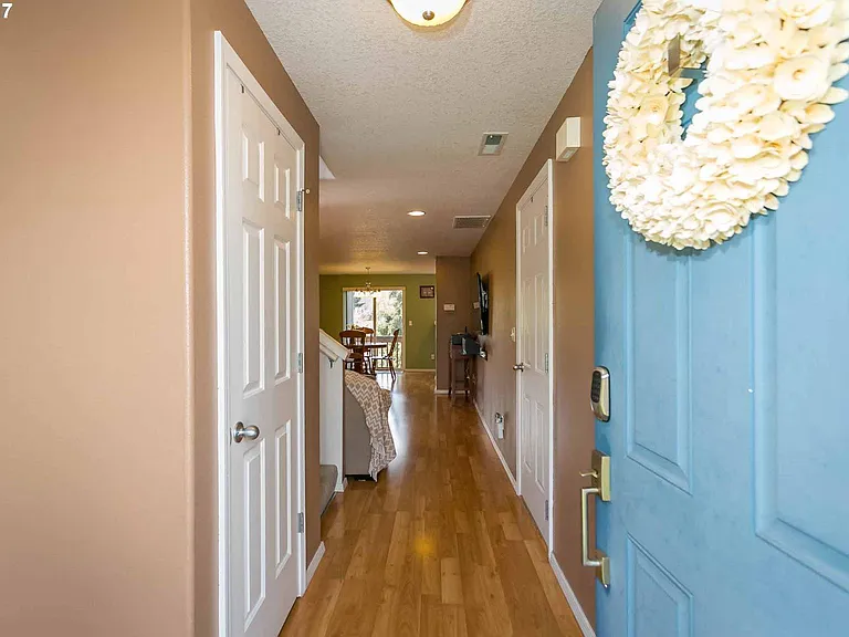 543 SW Portsmouth Pl — Photo 3