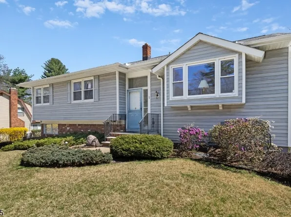 5 W Circuit Dr, Roxbury Twp., NJ 07876