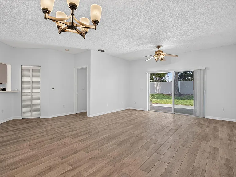 1263 SW 48th Ter — Photo 12