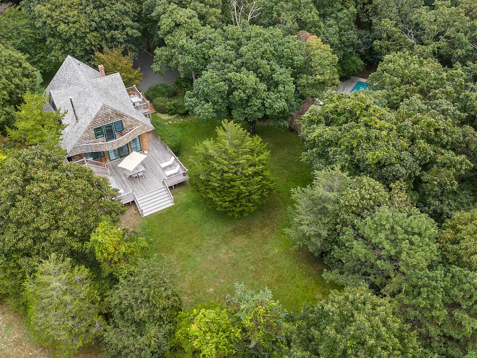 Timeless Beauty With Pool Southampton South — Photo 1