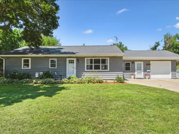 2590 11th Ave, Marion, IA 52302