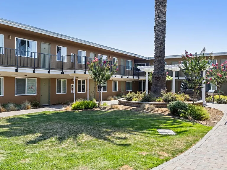 Coral Gardens Apartments — Photo 31
