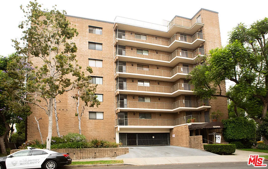 1 bed, 1.0 bath, 875 sqft, $3,200 — Photo 2