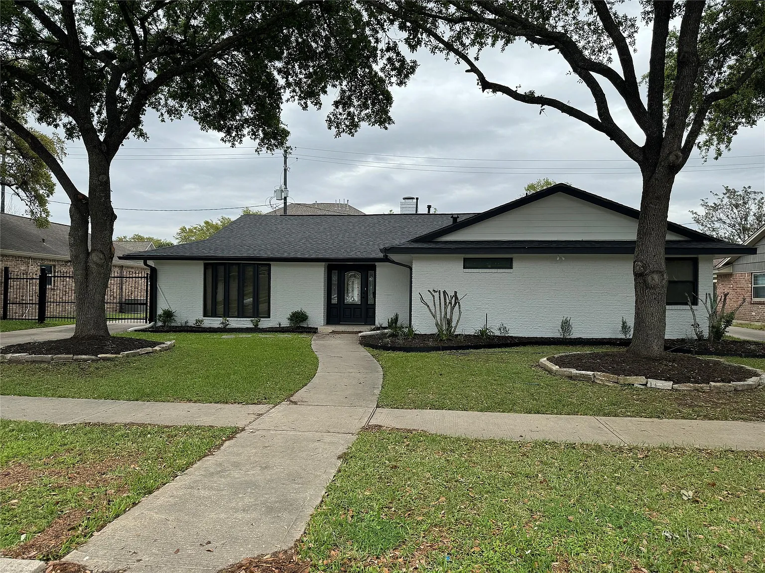 4 bed, 2.5 bath, 2624 sqft, $4,500 — Photo 1