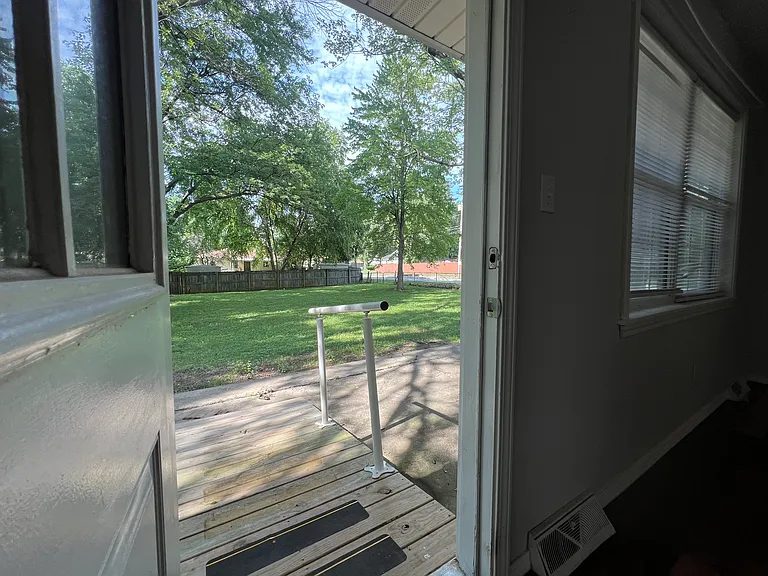 323 E Berkeley St — Photo 17