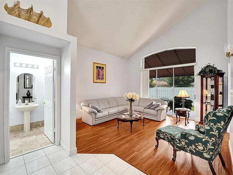15241 SW 51st St — Photo 2