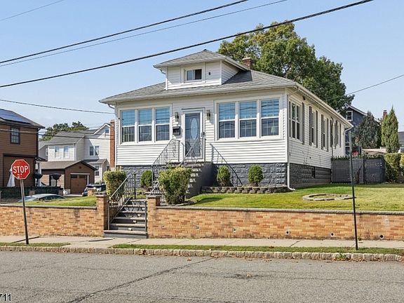 3rd image of 33 Adelaide St