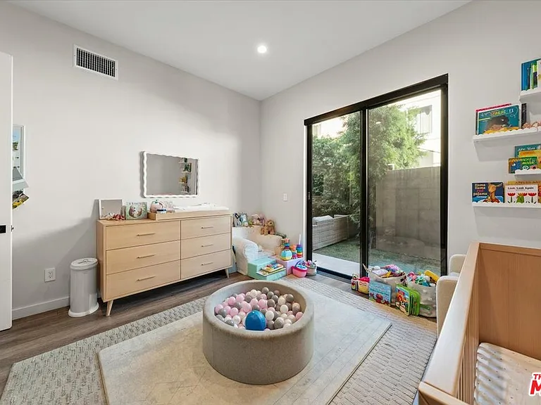 556 N Flores St #2B — Photo 18