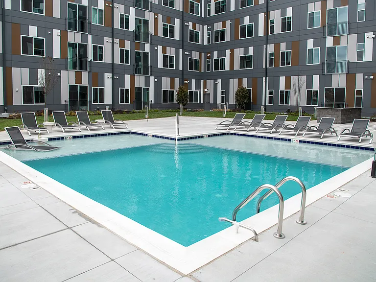 Center/West — Photo 15