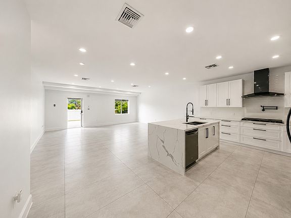 4th image of 420 E Park Ave #1