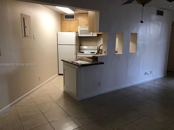 2nd image of 215 Lake Pointe Dr APT 103