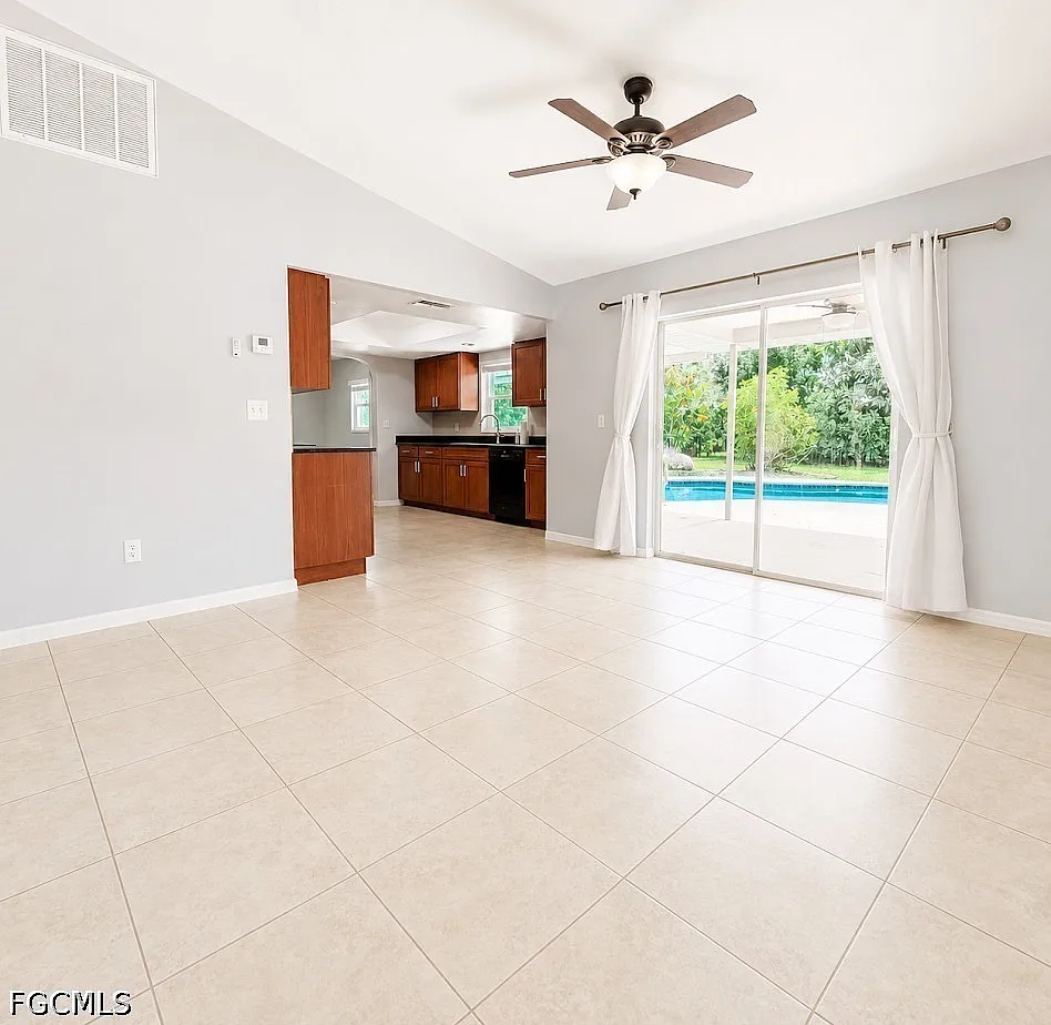3 bed, 2.0 bath, 1439 sqft, $2,495 — Photo 4